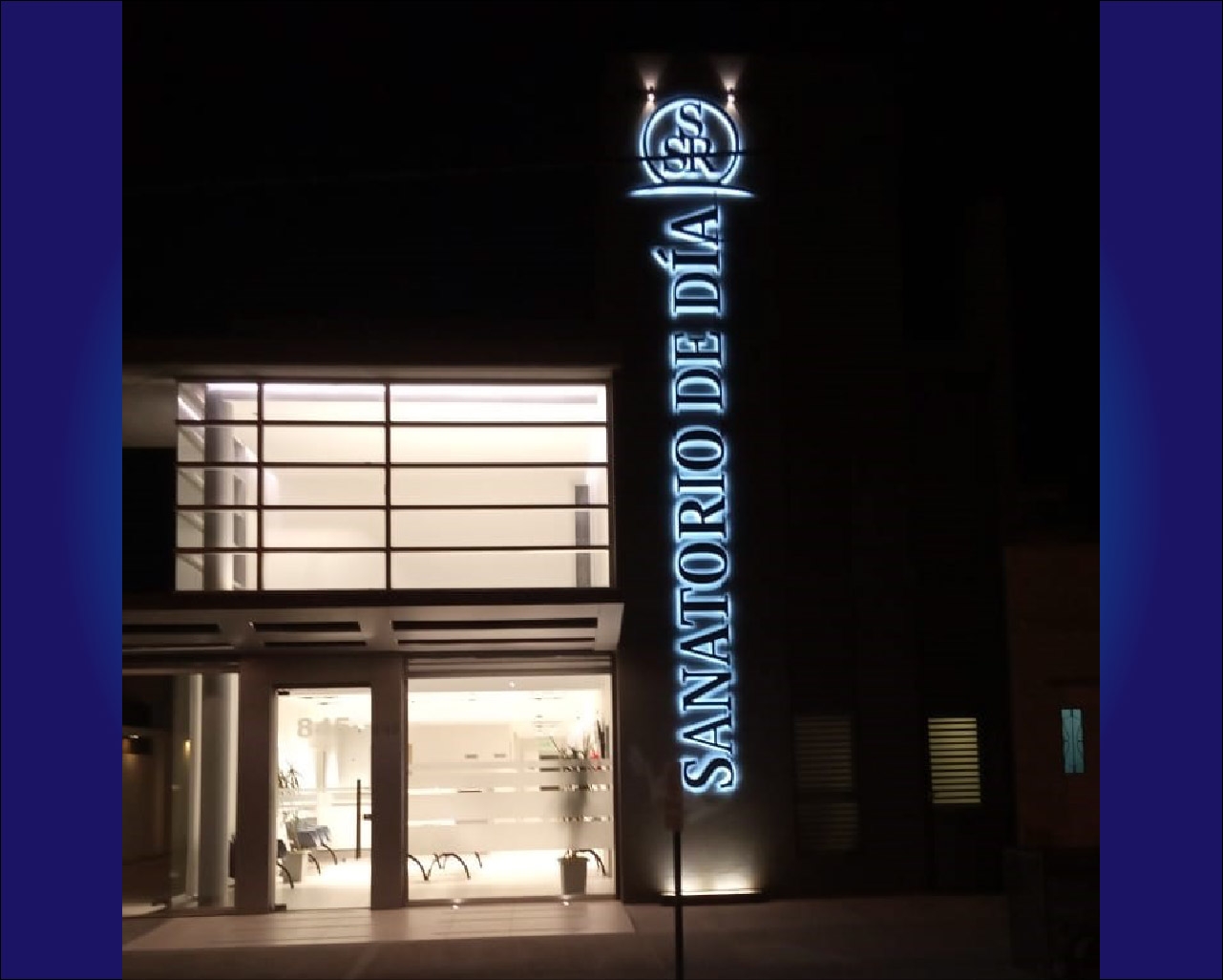 Fachada de Sanatorio de Día de noche